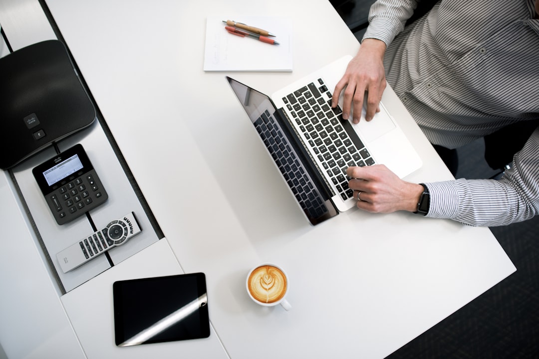 Trabajo colaborativo y tecnología Espacio de trabajo moderno con tecnología y colaboración